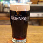 カフェ エ バール ドゥー - ギネス。缶ビールだが、クリーミーな泡が蘇る