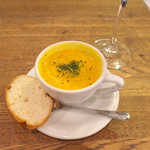 カフェ エ バール ドゥー - 今日のお通しは、かぼちゃのポタージュ。ほっこり温かいです