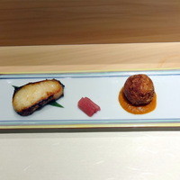 艪 - 鰆西京焼き、ズイキの甘酢漬け、ズワイガニコロッケ