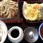 手打蕎麦鶴㐂 - 野菜天ざるそば(1520円)