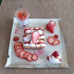 CAFE MANA - 草莓千層派拼盤