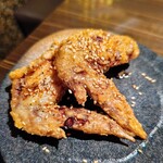 情緒個室Dining 楓 横浜駅前店 - 名物！手羽先の唐揚げ