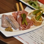 ワインバー バッカス - 前菜３種類の盛合せ（１，６００円）『パテ・ド・カンパーニュ、生ハムとグリッシーニ、ぷりぷりした海老のピックル（カレー風味のオイル煮）』２０２４年３月