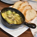 ワインバー バッカス - ムール貝と芽キャベツのアヒージョ（１，１００円）２０２４年３月