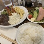 住之江洋食 たけ亭 - 相方が頼んだハンバーグとエビフライにサラダ、スープ、ライスのセット。