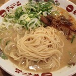 天下一品 総本店 - 麺を引っ張り出しました