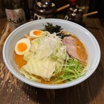 Ramen Gara Ya - 旨辛醤油らーめん¥830、中盛り¥100、キャベツ¥100、味玉¥100