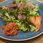 ワイン アンド フレンチ スタイル アペロ - 生ハムとサーモンのグリーンサラダ