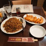 景徳鎮 新館 - XO醤入り海鮮黒チャーハン、四川風焼きギョウザ①