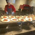 スカイビュッフェ51 - ステーキ焼いてくれてます。赤いソースで美味しいデス。