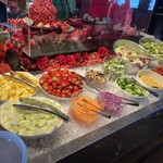 スカイビュッフェ51 - サラダにもいちごあります。美味しいデス。