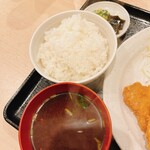 とんかつ ますもと - ご飯、味噌汁