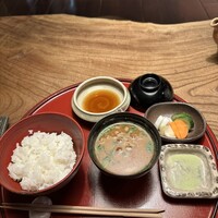 九つ井 玉川店 - ご飯とお味噌汁、お漬物が美味しい