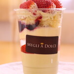 MEGLI A DOLCE - 料理写真:いちごとピスタチオのパフェ