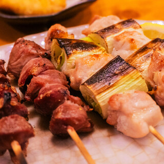 A variety of dishes made with a focus on freshness and Yakitori (grilled chicken skewers) made with chicken caught in the morning!