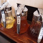 薬蜜本舗 - 3種類の蜂蜜がテーブルにあって，
そのほかの種類の蜂蜜も試すことができます。