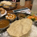 ERICK SOUTH - カレーは…エリックチキンカレー、はちみつバターチキン、本日の菜食