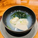 馳走西健一 - 焼津の蛤とワカメのスープ