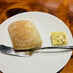 馳走西健一 - フランスから取り寄せたパン