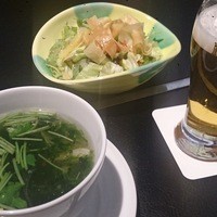 和食鉄板 銀座 朔月 - サラダ、スープ、ビール