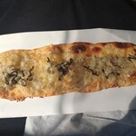 ぱん屋 のぶ - パリパリで何枚でもイケそう。お酒にも！