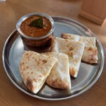 インド料理店 ハンディ - レモンチキンカレー と チーズナン