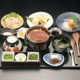 Enjoy a luxurious time with a limited lunch set featuring hitsumabushi or eel kaiseki.