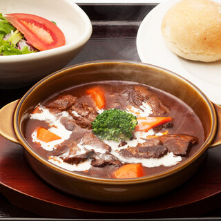 We have a wide variety of lunch menus where you can easily enjoy beef tongue at an affordable price.