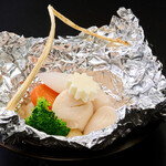 烤日本产扇贝柱和蔬菜