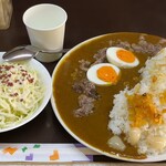 牛すじカレー 小さなカレー家 - お皿からあふれんばかりの大盛、コールスローサラダを追加