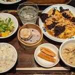 紅虎餃子房 - 木くらげ玉子豚肉炒め定食¥1180+税