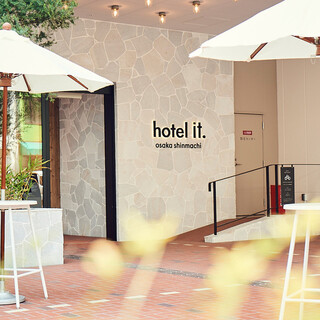 「西長堀駅」4-A出口より徒歩2分。1階には「阪急OASIS」がございます