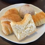 マルコ - 奥から時計回りにブルーベリーロール・イタリアンデニッシュ・生食パン・クロワッサン