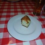 OSTERIA NAKANO - フォカッチャ　マリーゴールド入り　生姜みたいな風味　美味しいです