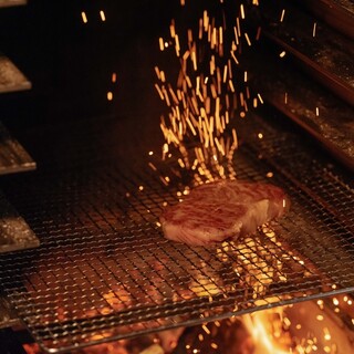 シンプル調理で引き出す肉の旨味◆薪火でワイルドに焼き上げる◎