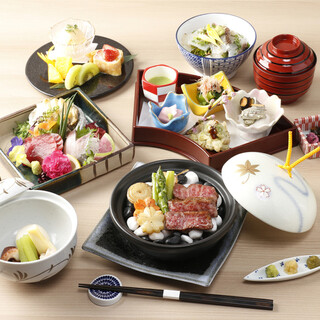 季節の味覚とソムリエ厳選の日本酒をお愉しみください。