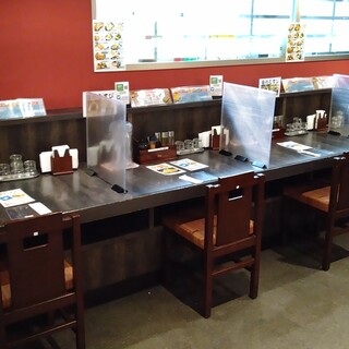 仕切り付きの席あり◎女性の方も安心して利用できる広々空間