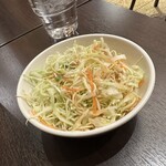 洋食キッチン シャトー - 【2024.3.14(木)】太麺ナポリタン（並盛・220g）850円のミニサラダ