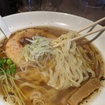 Teuchi Ramen Soubou Gochiya - 麺はこんな感じ。わたしがよく食べる佐野ラーメンの麺よりもシッカリしてます。「多加水平打ちやや不揃い麺ストレート麺」です。