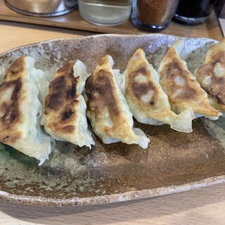 糖度が高いこだわりのニンニクを使用した手造り餃子が自慢！