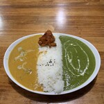 アジアン ダイニング ナマステヒマール　 - 左がマトンカレー、右がほうれん草カレー。ライスの上にのっているのがチキンティッカ(福神漬けじゃないよ 笑) ('24/03/14)