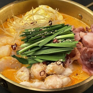 圧倒的一番人気！濃厚な鶏白湯スープが魅力の【海鮮ホルモン鍋】