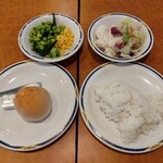 ステーキガスト - パンとライス、サラダ