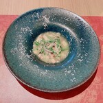 GLICINE di ACQUA PAZZA - 前菜。本日は春野菜のスープ、だそうです♪お豆や野菜の旨みが溶け込んでるお味✨️