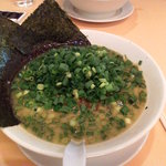 横濱家系　俺ん家 - しょうゆ　青ネギトッピング