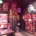 プロレス道場 - 右奥の扉がお店の入り口