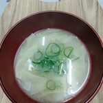 千丸屋 - 千丸屋さんでは「徳用湯葉」錦市場では「甘湯葉」と呼ばれる湯葉の切り落とし♫九条ネギを散らして白味噌のお味噌汁♫