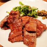 吉次 心斎橋店 - 名物の牛タン