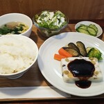 キッチン ブルー グローブ - 白身魚のすり身と５種豆のテリーヌ　たまり醤油とXO醤のソース