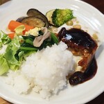 キッチン ブルー グローブ - ご飯、サラダ載せ、まだソースはタップリ